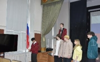 Традиционное поднятие флага и исполнение гимна страны
