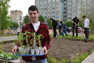 Цветочная инициатива студентов украсила территорию Института Цветочная инициатива студентов украсила территорию Института