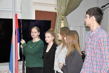 Торжественная линейка, исполнение гимна и урок «Разговоры о важном» Торжественная линейка, исполнение гимна и урок «Разговоры о важном»