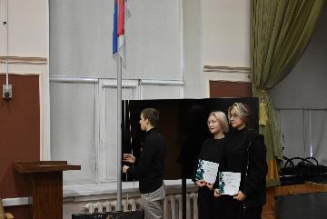 Торжественная линейка с поднятием флага РФ Торжественная линейка с поднятием флага РФ