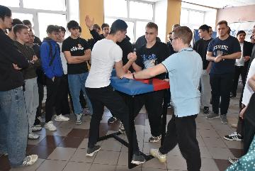 Соревнования по армрестлингу Соревнования по армрестлингу