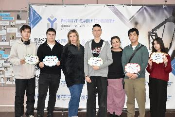 Торжественная линейка «Церемония поднятия флага РФ» Торжественная линейка «Церемония поднятия флага РФ»