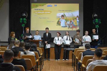 Торжественная линейка, церемония поднятия флага Торжественная линейка, церемония поднятия флага