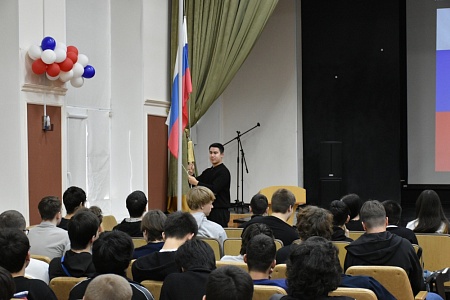 Понедельник в ИНТехе: гимн, флаг и "Разговоры о важном"